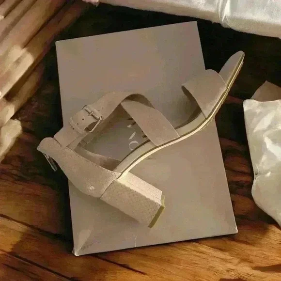 Donald Pliner Paulina Sandal 7.5 - Picture 6 of 8